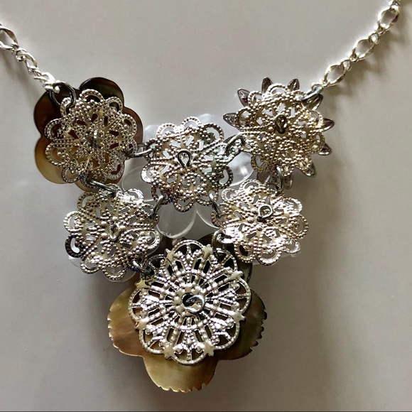 White & Silver floral necklace. Avon - Picture 4 of 4